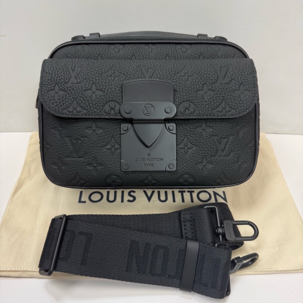 99新 LouisVuitton/路易威登 黑色全皮压花男士邮差包2258