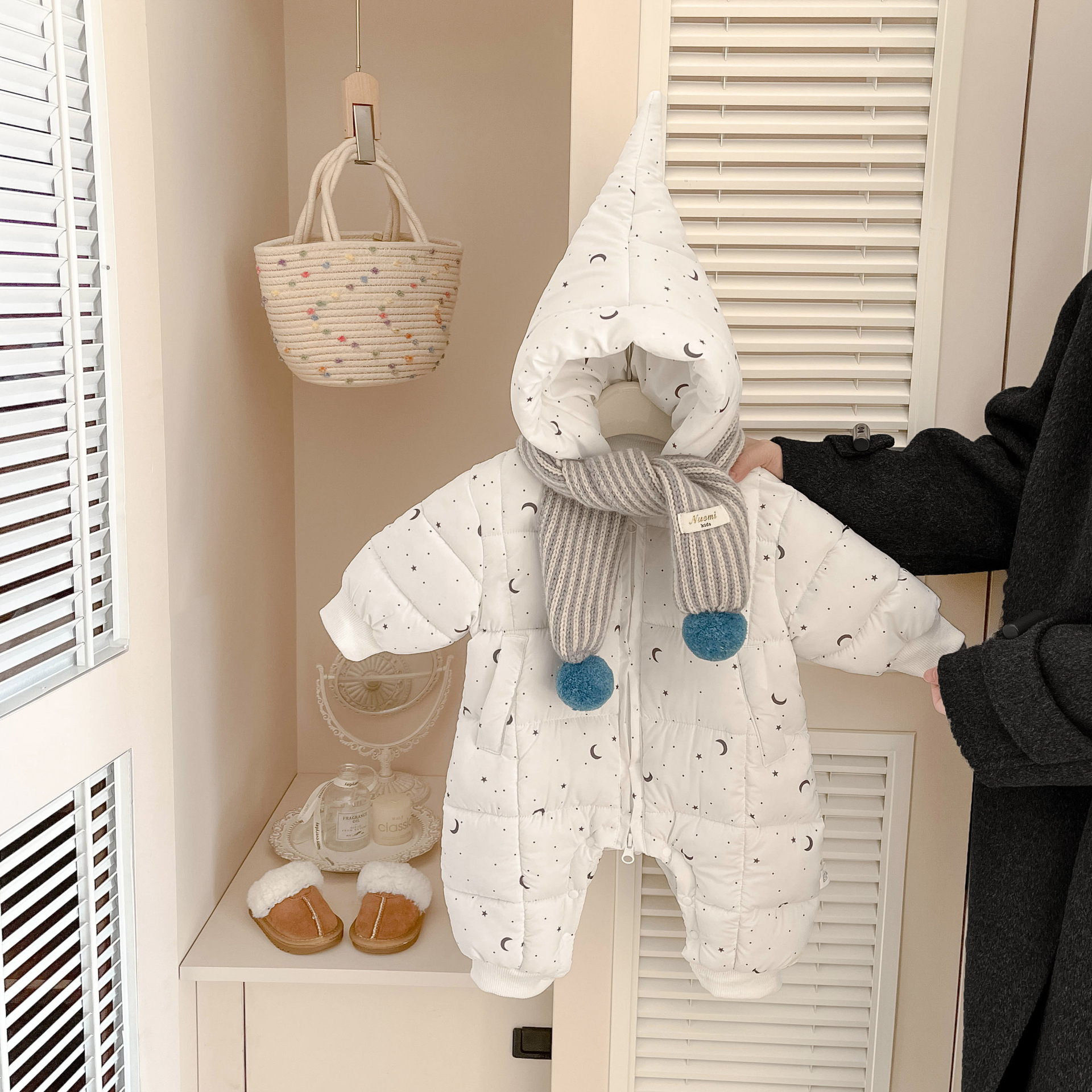 婴儿衣服冬季夹棉连体衣加厚保暖小月龄服女宝宝冬装外出爬服哈衣