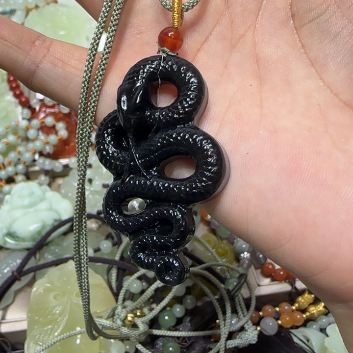 蛇纹石玉吊坠合金