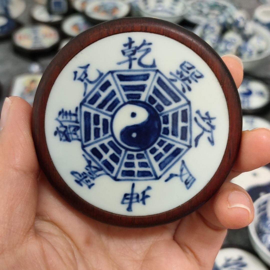 瓷片青花八卦挂件一个