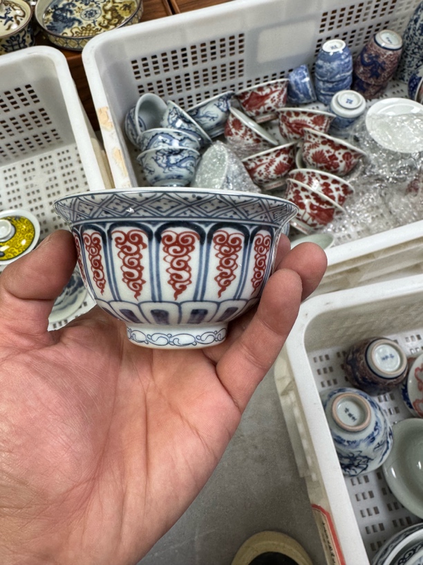 景德镇釉里红宝箱卷草纹大压手