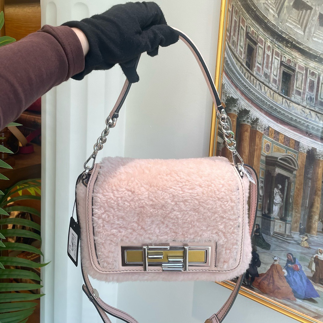 95新 FENDI/芬迪 御古屋/84849/芬迪 羔羊毛法棍腋下斜挎包