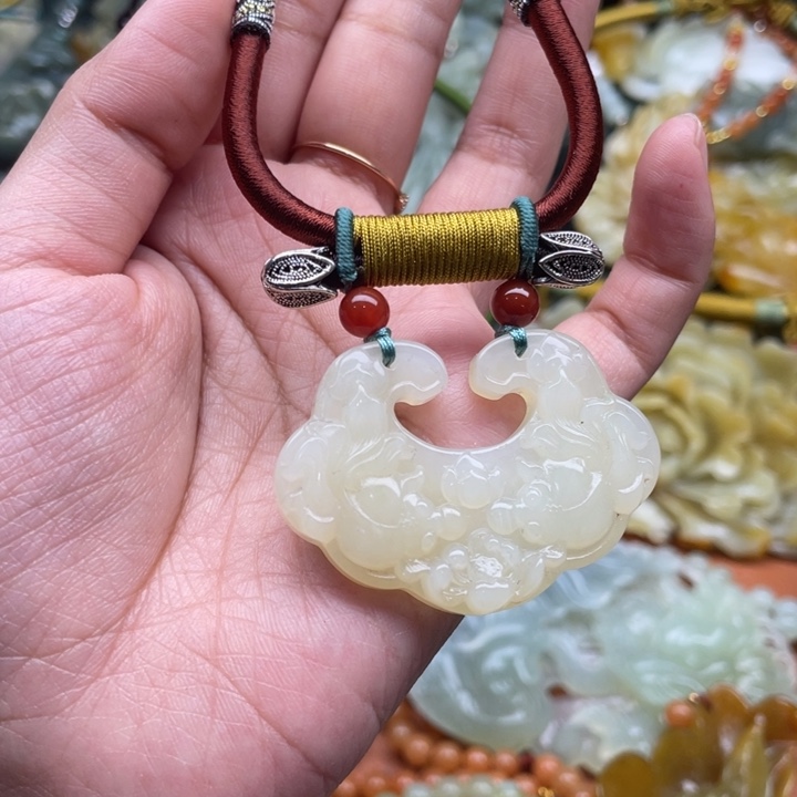 蛇纹石玉吊坠合金