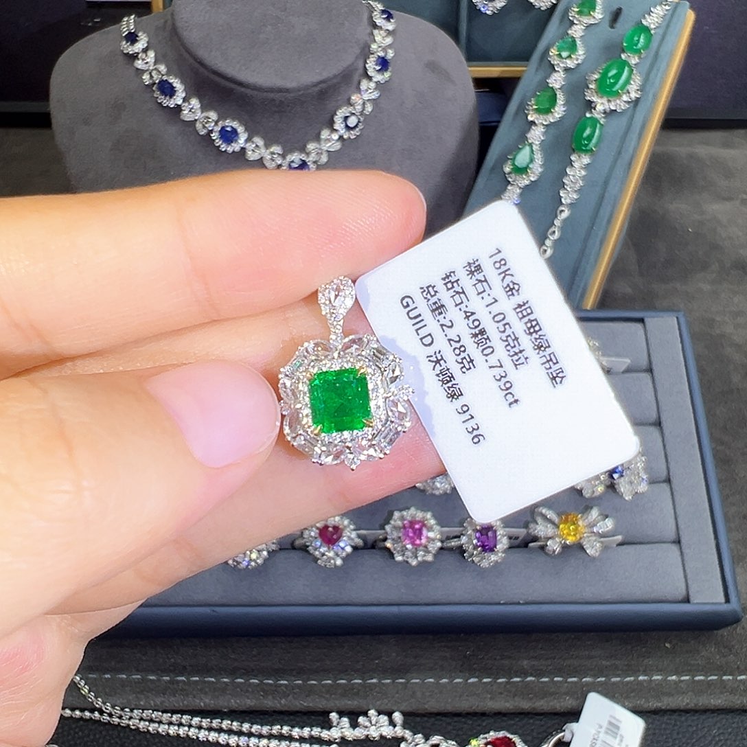 祖母绿吊坠18K金镶嵌