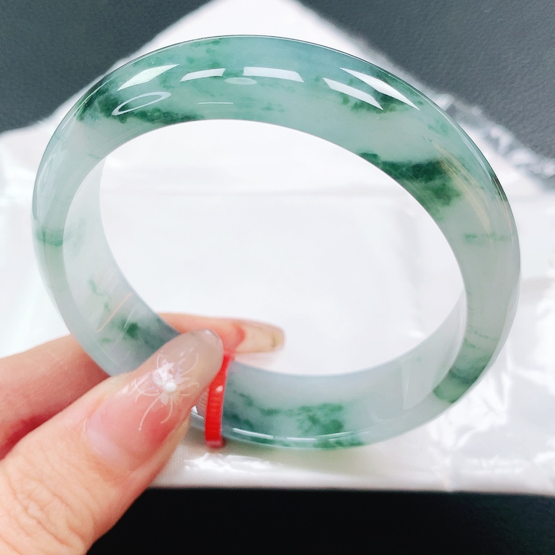 翡翠手镯未镶嵌55圈