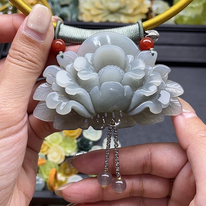 蛇纹石玉吊坠合金