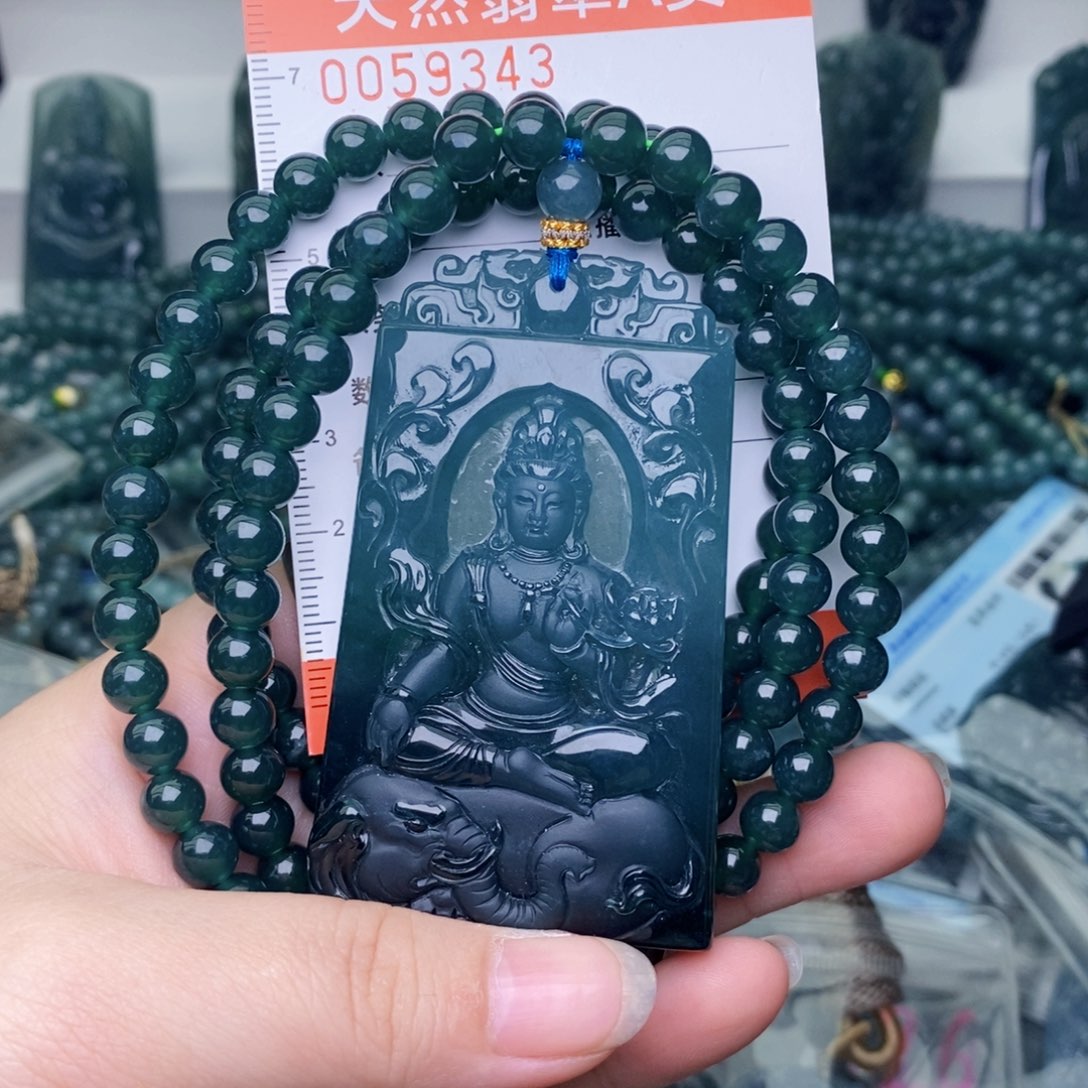 翡翠未镶嵌颈饰               