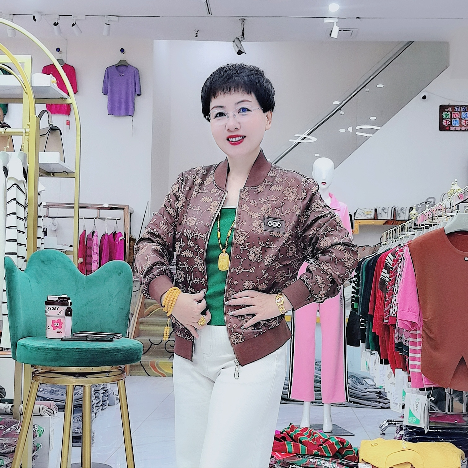 8808 奢华气质花纹烫钻外套