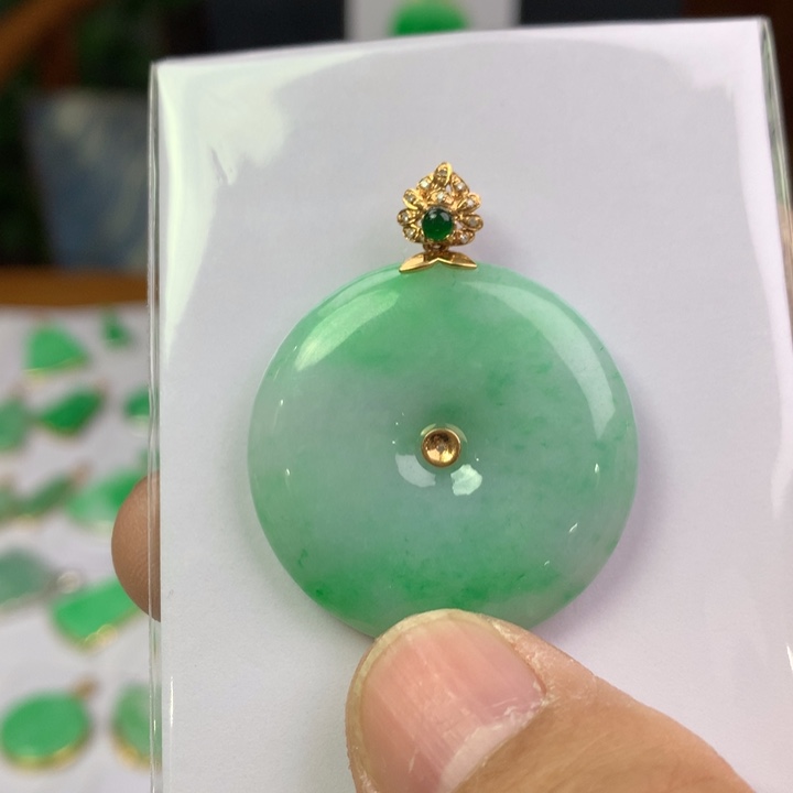 翡翠18K金镶嵌颈饰