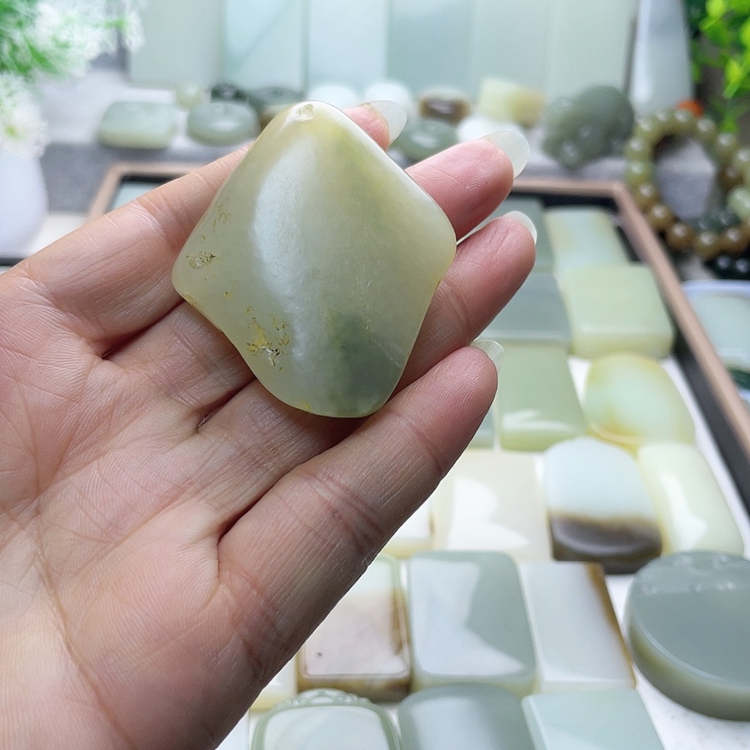 颈饰未镶嵌和田玉（糖玉）