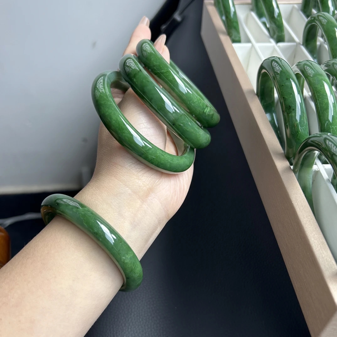 和田玉 碧玉 阳绿飘花 手镯  多样性拍一发一