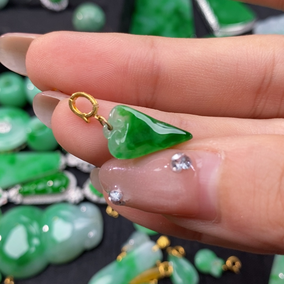 翡翠颈饰18K金镶嵌翡翠