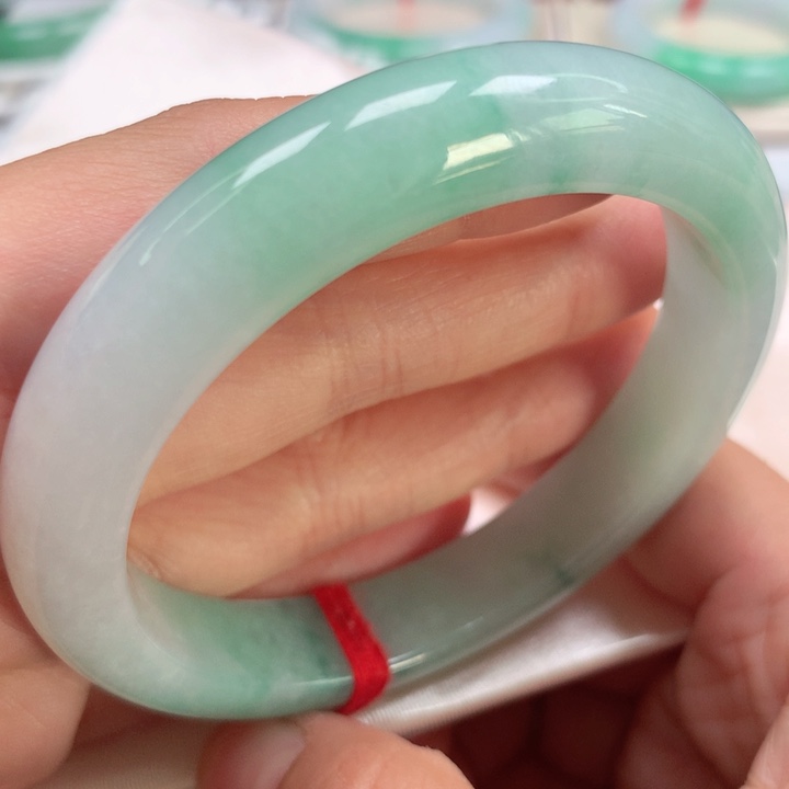 翡翠手镯未镶嵌阳绿飘花52号