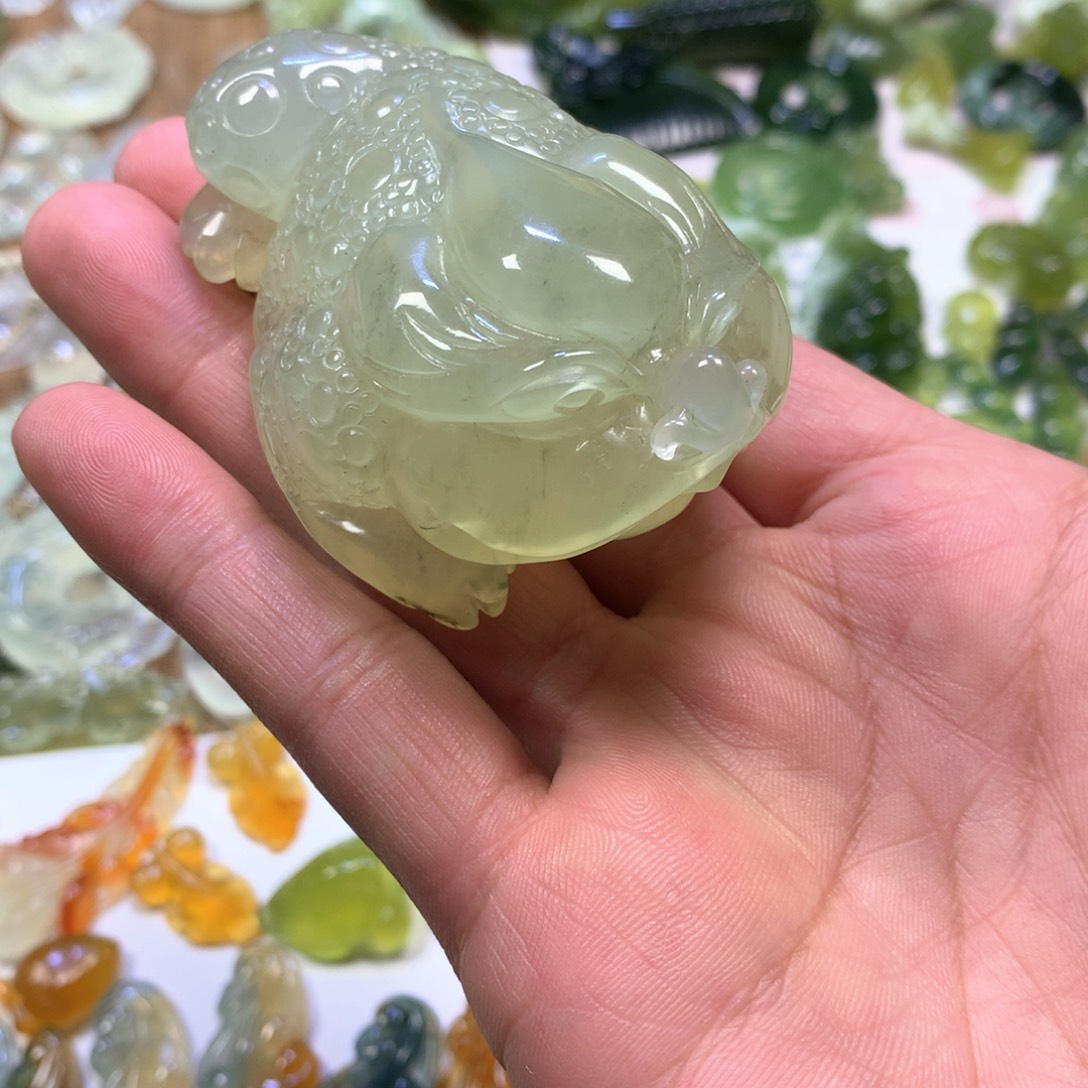 蛇纹石玉颈饰未镶嵌金蟾