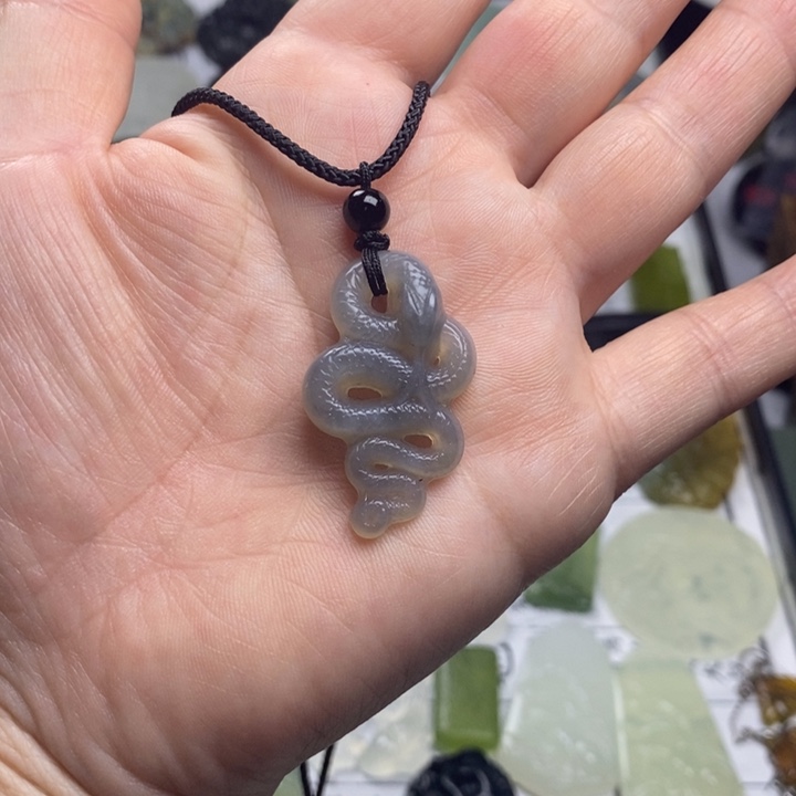蛇纹石玉颈饰合金
