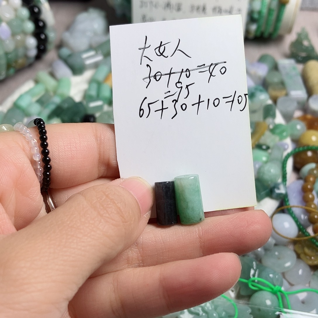 翡翠颈饰未镶嵌大****桶珠2个