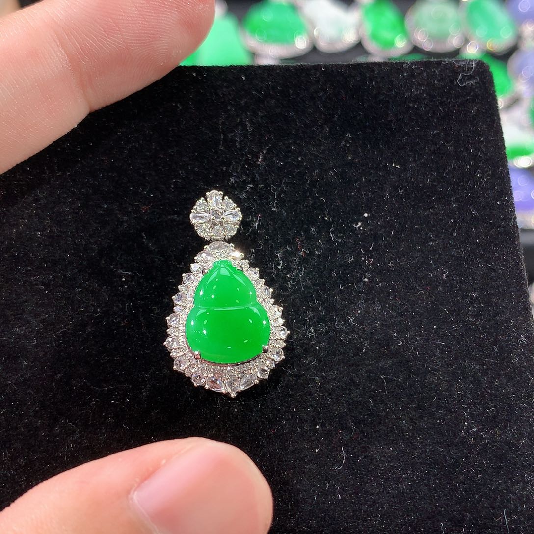 翡翠18K金镶嵌颈饰