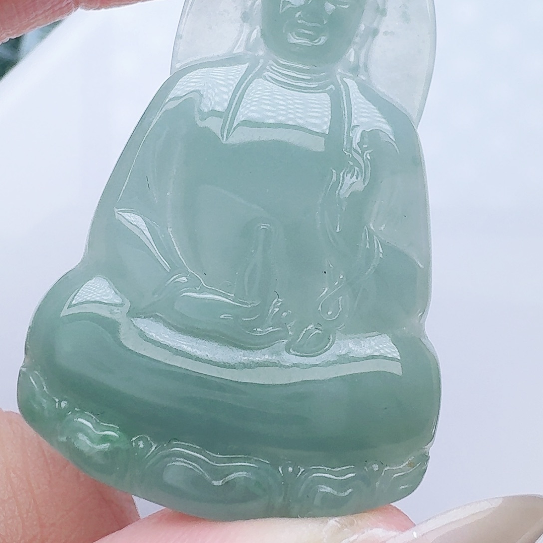 翡翠未镶嵌颈饰多样性发其一