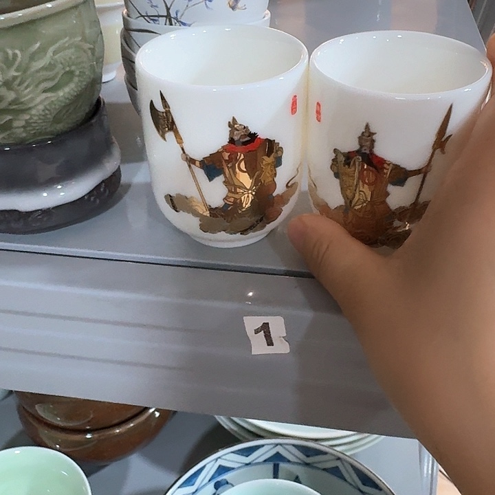 主人杯一个，瓷。。品茗