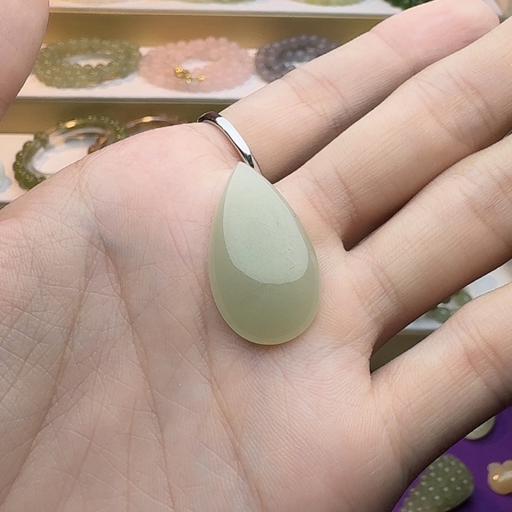 刘***柔颈饰未镶嵌和田玉