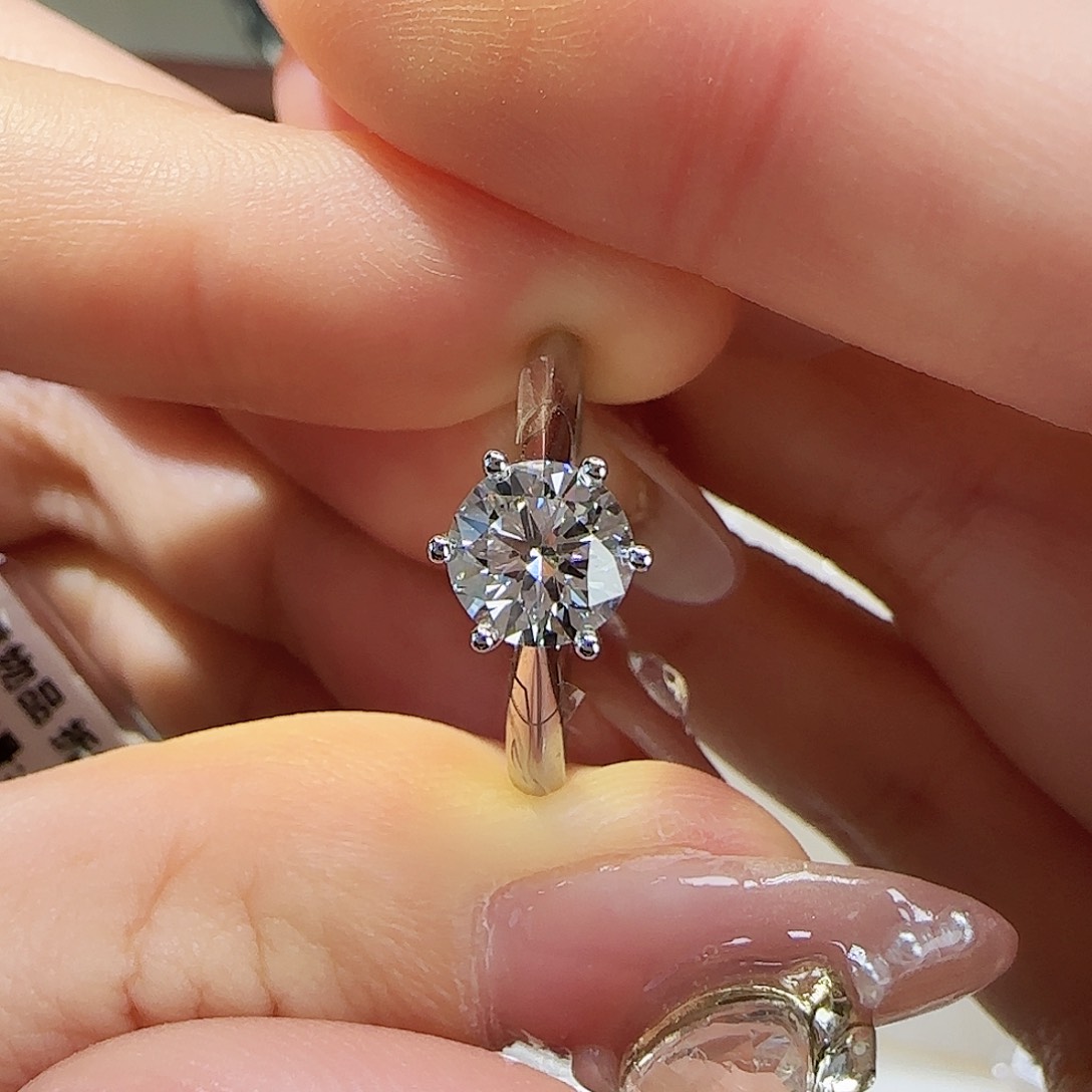 实验室培育钻石18K金镶嵌陌***。一卡六爪 15