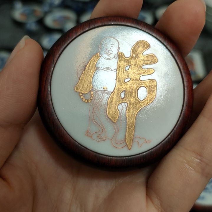 瓷片小**?粉彩金佛挂件一个