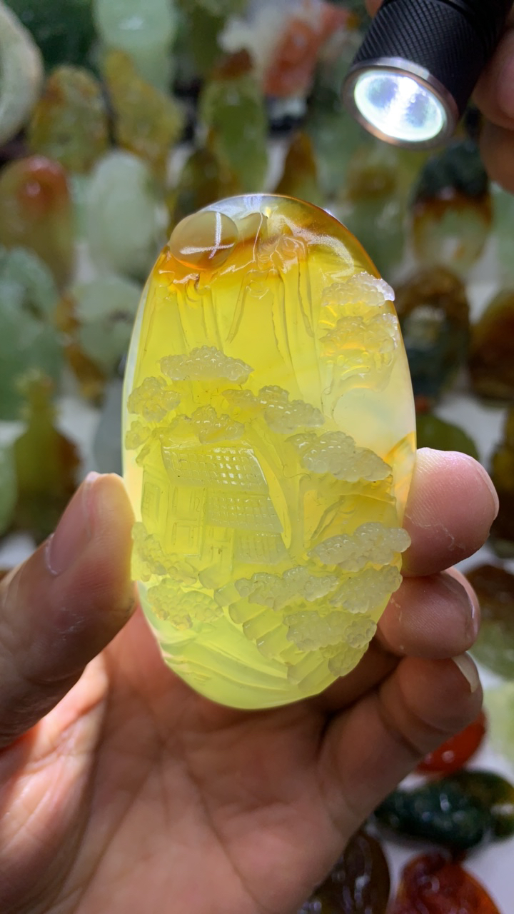 山水牌。  花玉精心雕刻而成