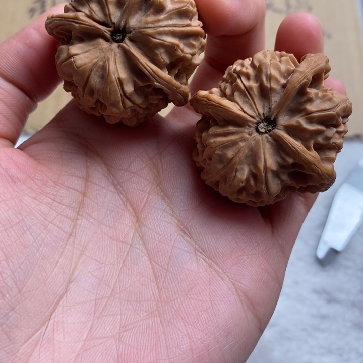 文玩核桃吊坠狼*跑三棱