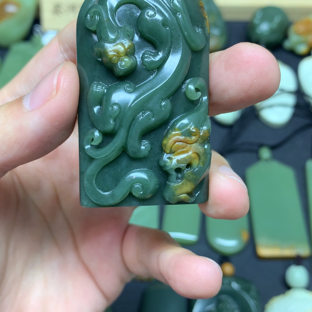 岫岩河磨玉（透闪石质玉）挂件未镶嵌君*笑