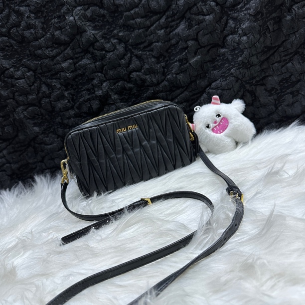 95新 MIU MIU/缪缪 缪缪黑色褶皱双层相机斜挎包