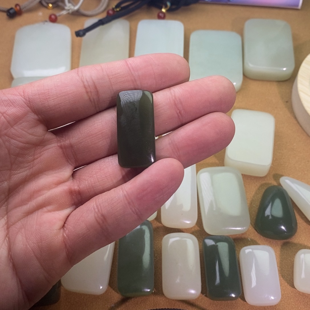 和田玉颈饰未镶嵌微瑕有包容