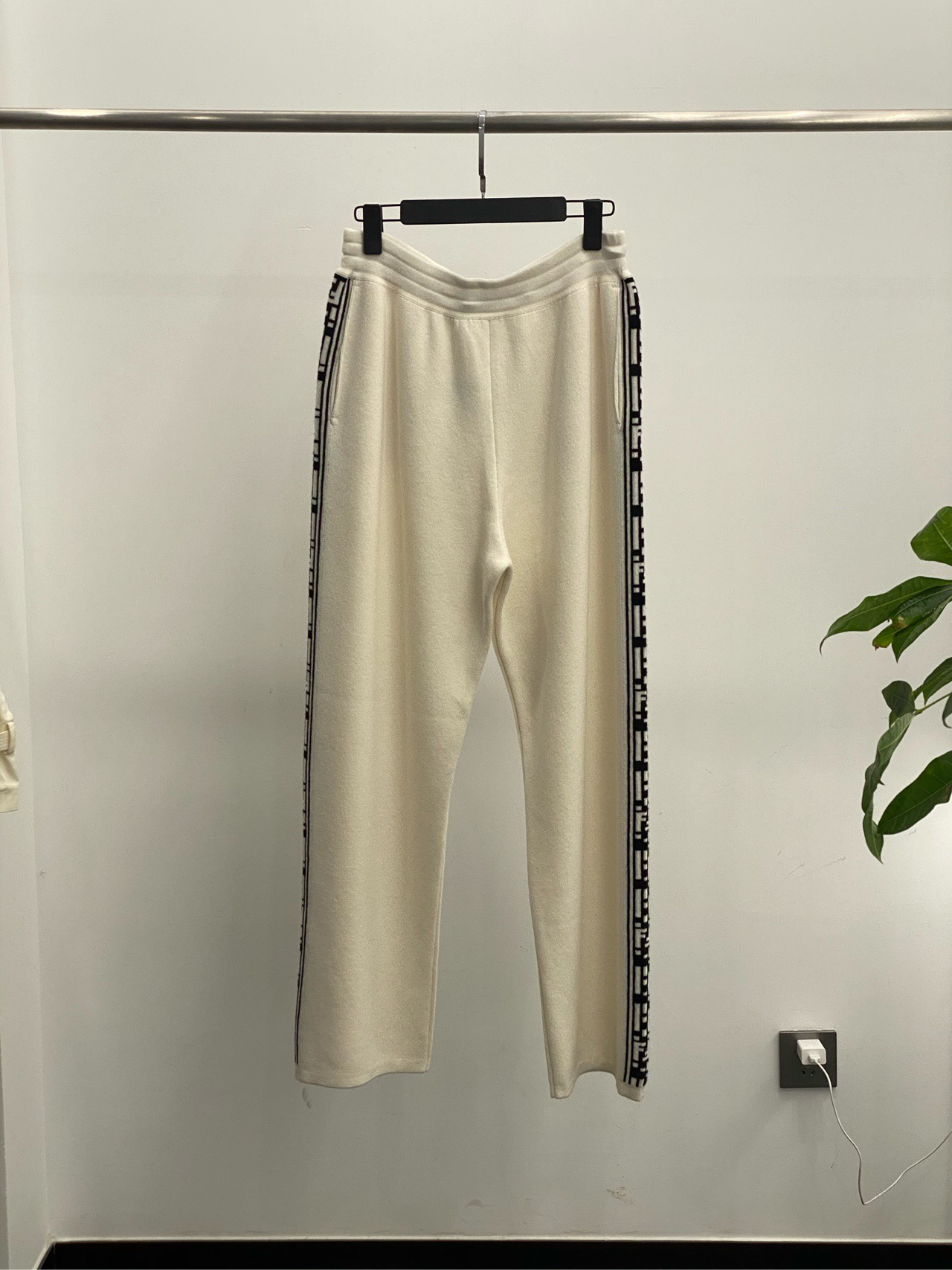 全新未使用 FENDI/芬迪 白色侧边条纹logo羊绒休闲裤 48码 