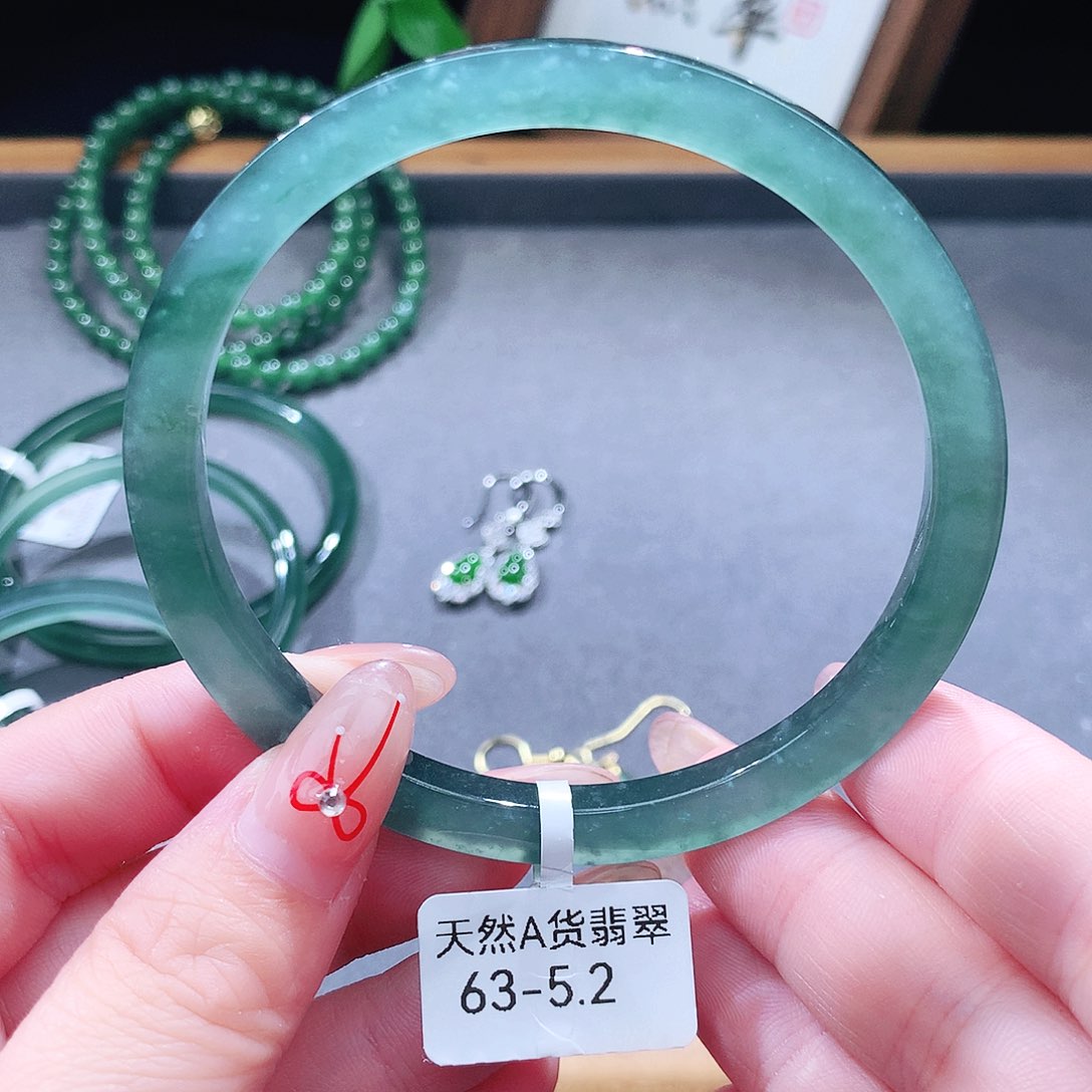 翡翠未镶嵌手镯（圆镯）