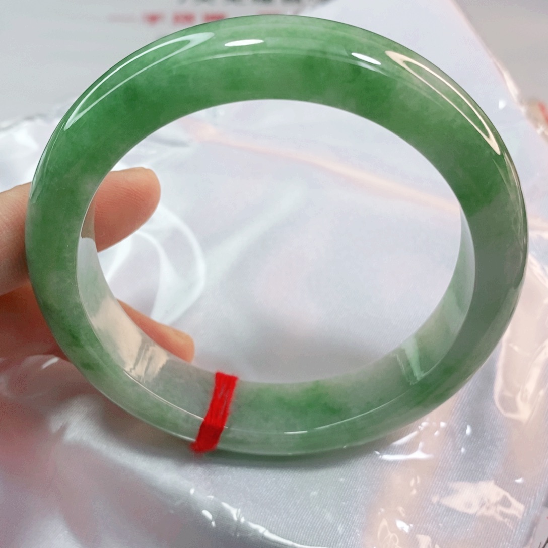 翡翠手镯未镶嵌旺****?61圈口