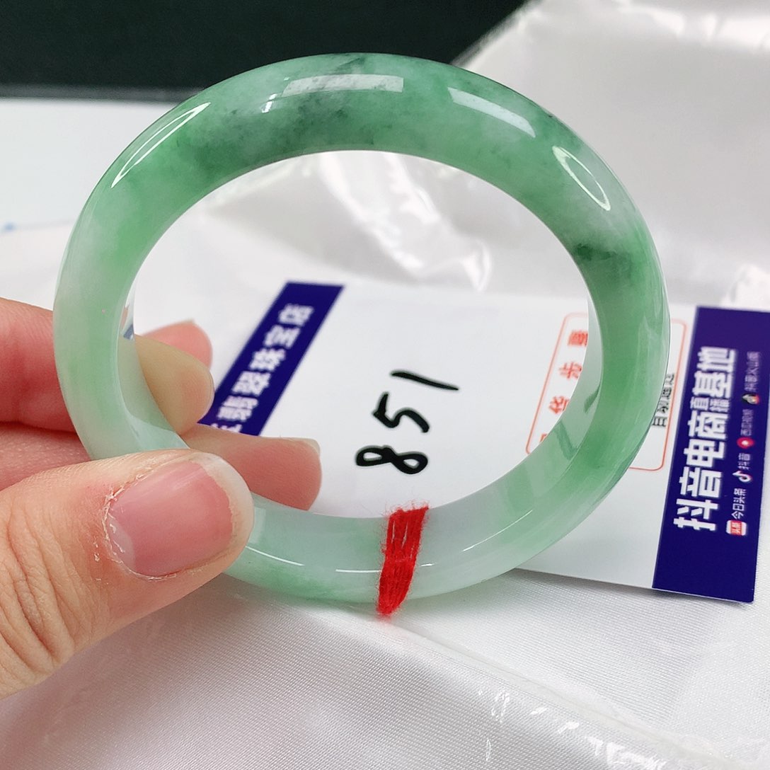 翡翠手镯未镶嵌翡翠