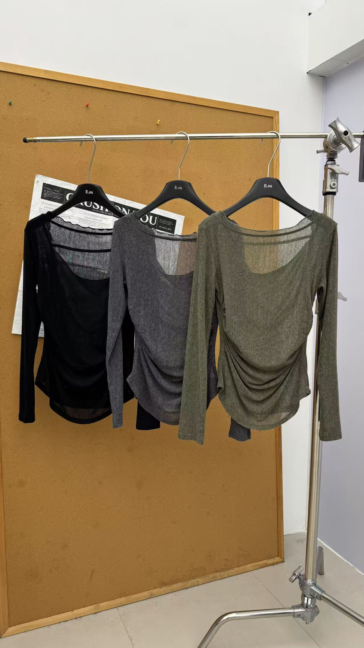 卡麦酱-ESU 荡领露背拿褶上衣 5858