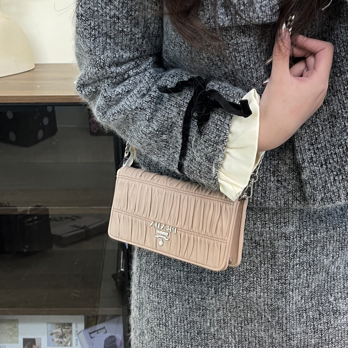 95新 Prada/普拉达 粉色褶皱斜挎单肩