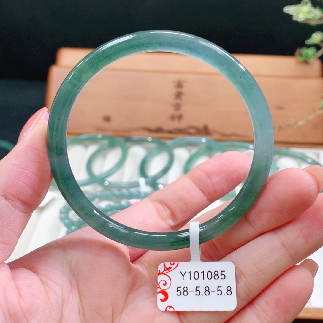 翡翠手镯未镶嵌天然