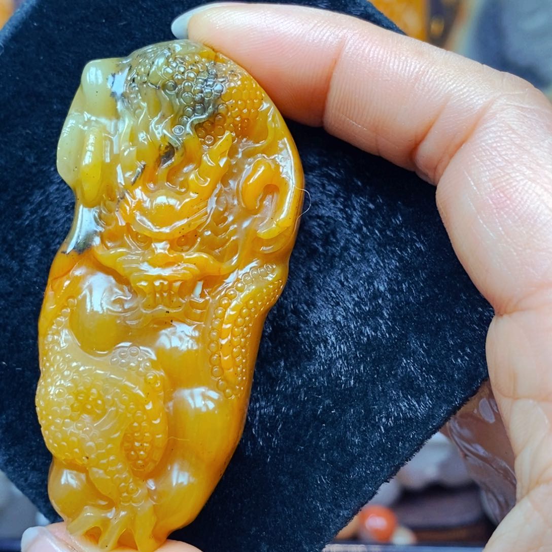 未镶嵌石英质玉（黄龙玉）颈饰