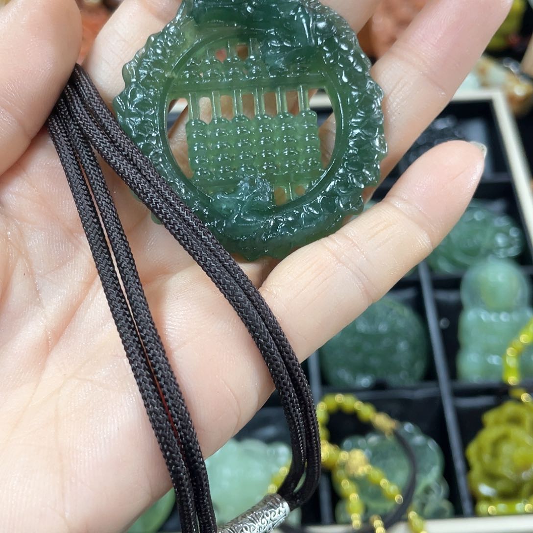 蛇纹石玉颈饰未镶嵌