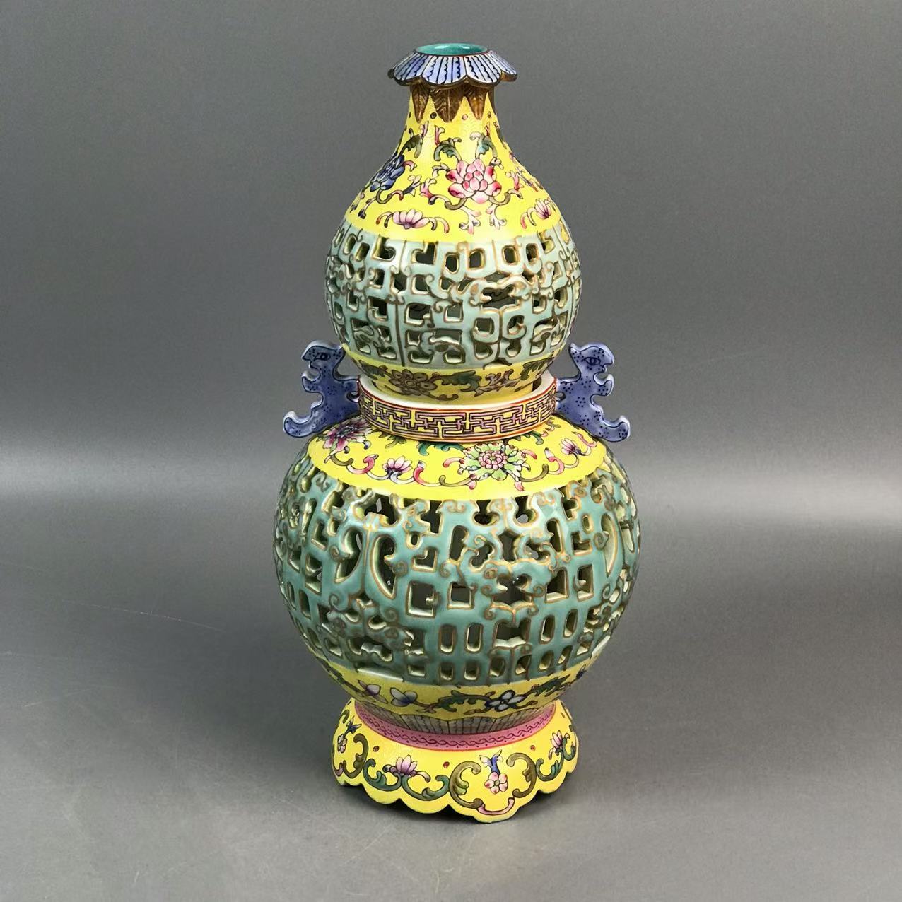 清乾隆洋彩花卉纹镂空转心瓶