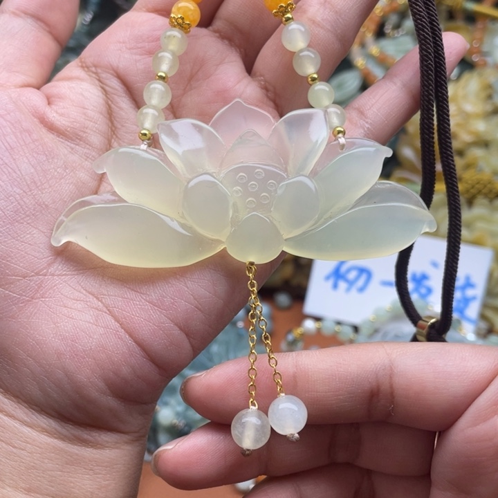 蛇纹石玉吊坠合金