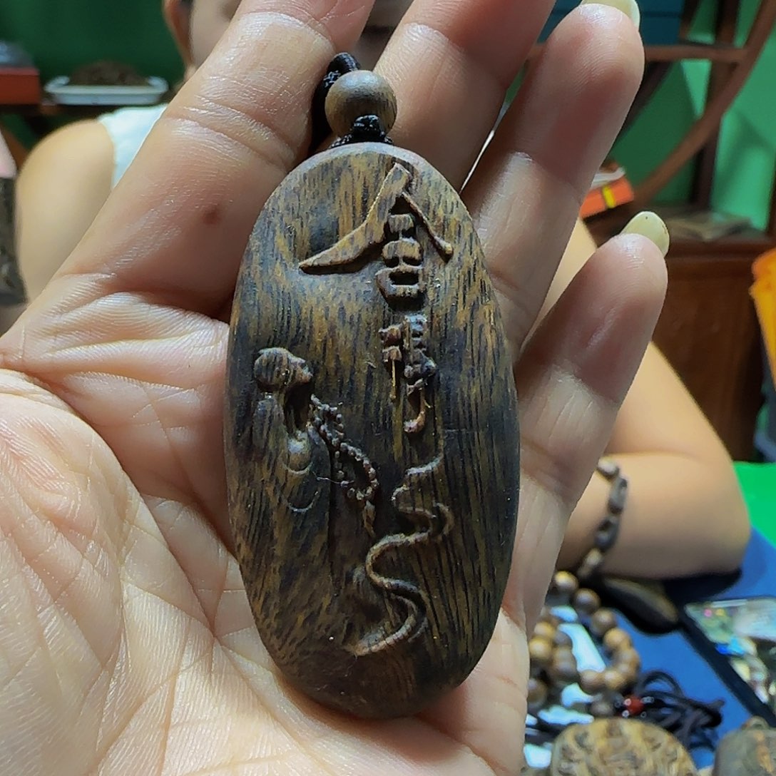 沉香吊坠海南白奇乌身老料雕刻舍得带绳13克