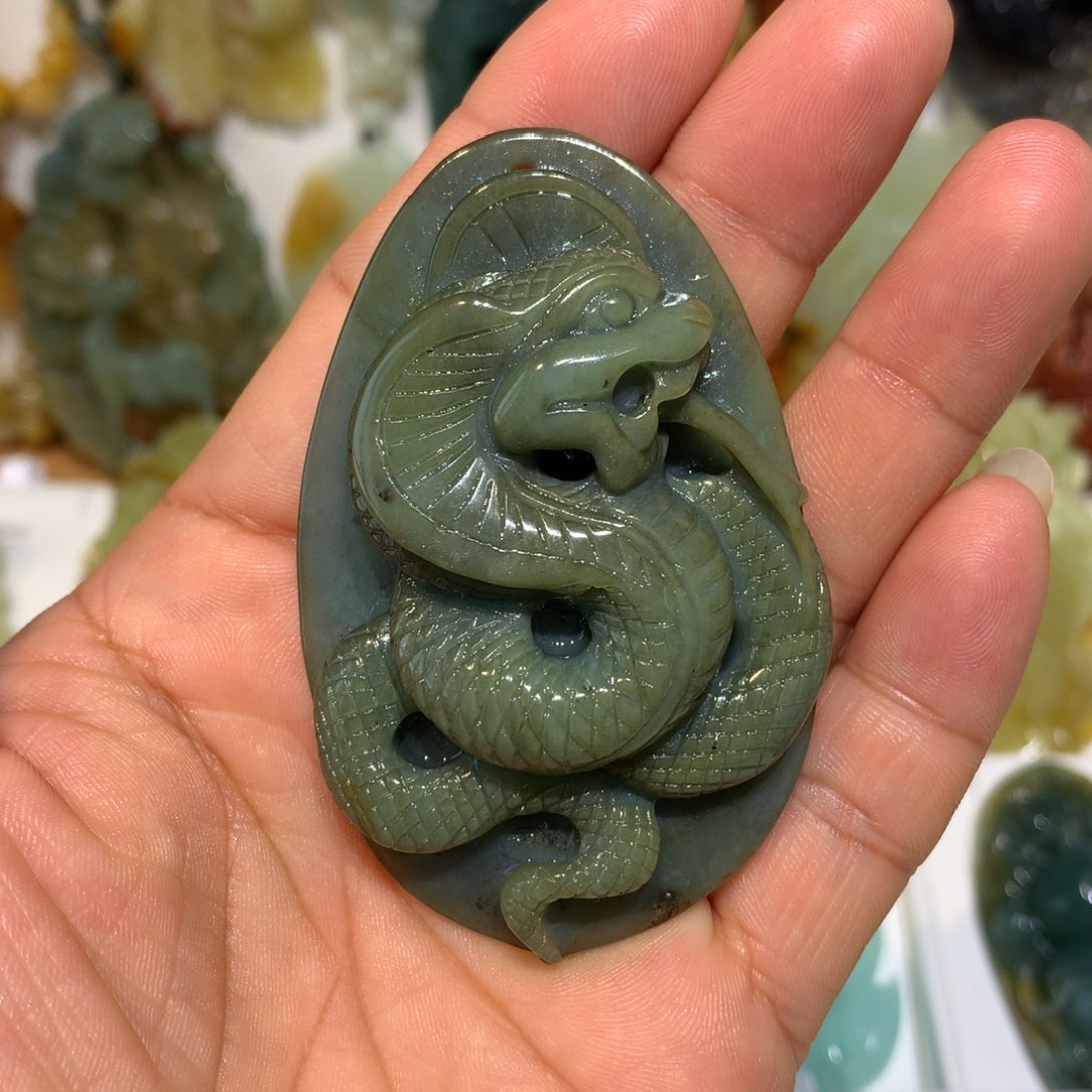 蛇纹石玉颈饰未镶嵌