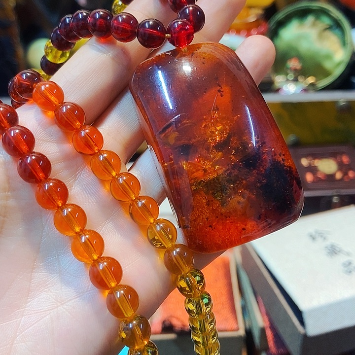 琥珀颈饰未镶嵌主播的节目有多精彩啊我