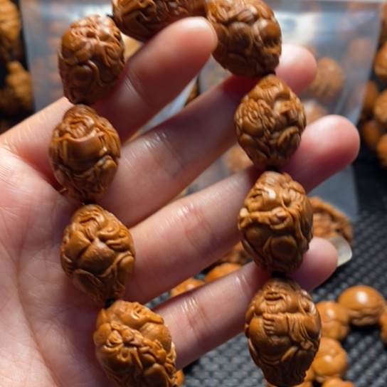 橄榄核吊坠八方财神