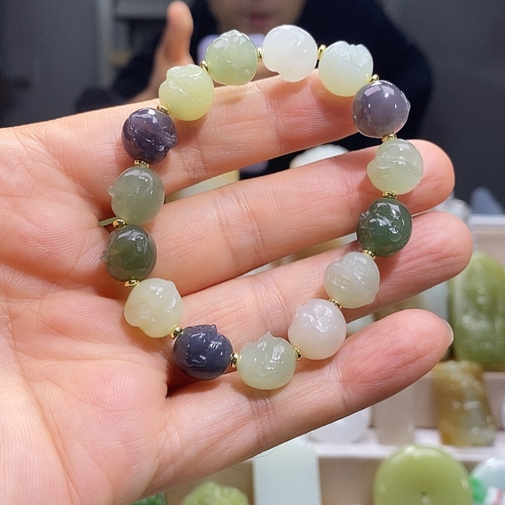 羊***杨和田玉未镶嵌手链