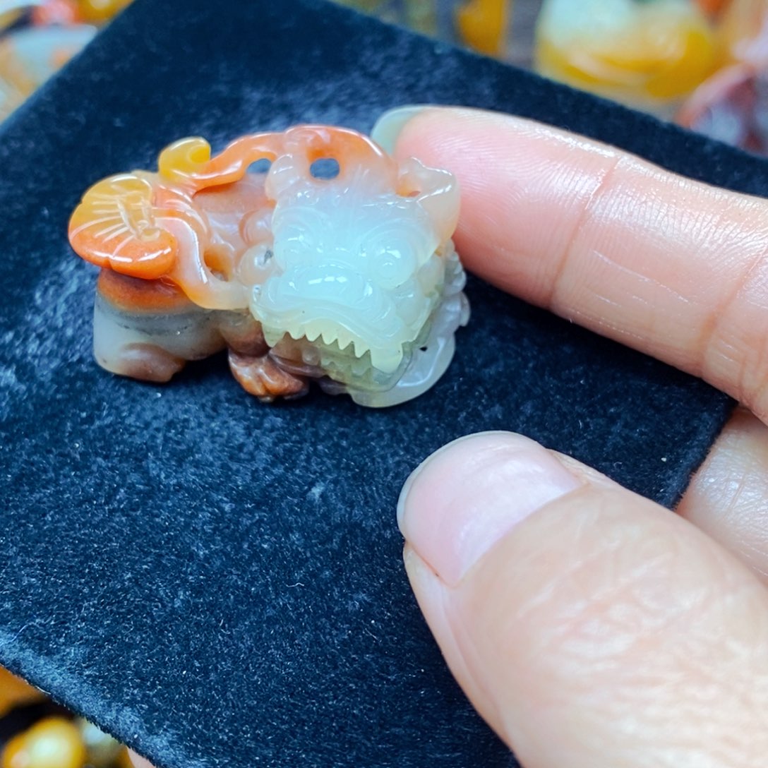 未镶嵌石英质玉（黄龙玉）颈饰