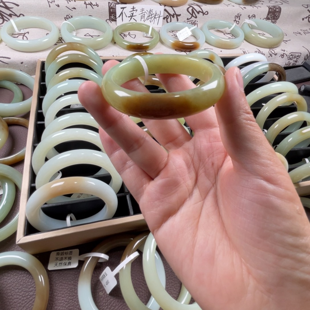 和田玉未镶嵌手镯