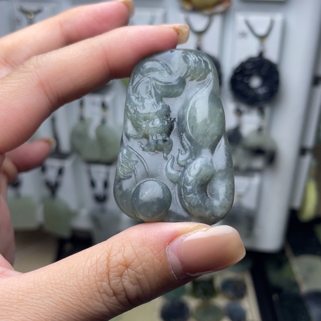 岫玉未镶嵌颈饰龙牌